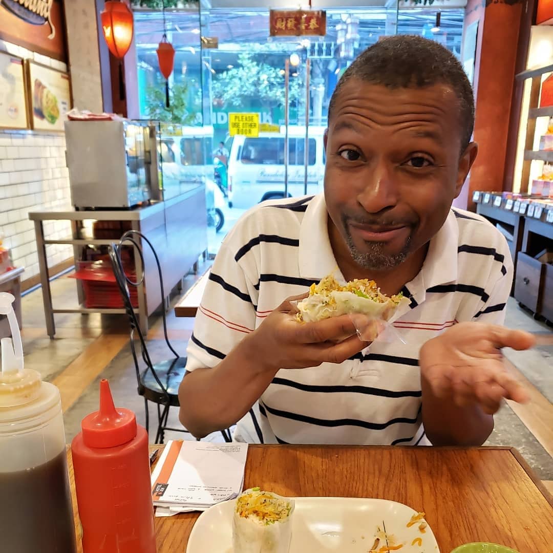 Food tripping with Ivan from oldmanilawalks.com @Oldmanilawalks including a private culinary tour of Manila's historic Chinatown. #warrengtravels #eatsmorefuninthephilippines #itsmorefuninthephilippines #oldmanilawalks #bigbinondofoodwok #chinatownmanila