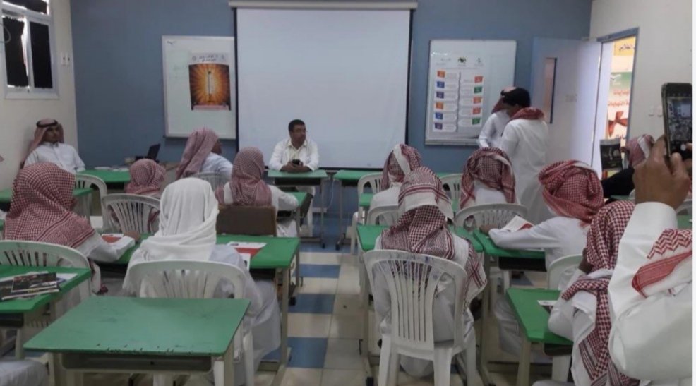 MOH_Madinah's tweet photo. قامت #صحة_المدينة ممثلة بالتجمع الصحي لمحافظة بدر وبالتعاون مع مدرسة عمير بن أبي وقاص ومدرسة الجار الثانوية بالرايس بتنفيذ برنامج توعوي عن أضرار #التدخين وعلاقته بتسوس الأسنان، كما تم إجراء فحص استكشافي للطلاب. https://t.co/SsuUS0Qval