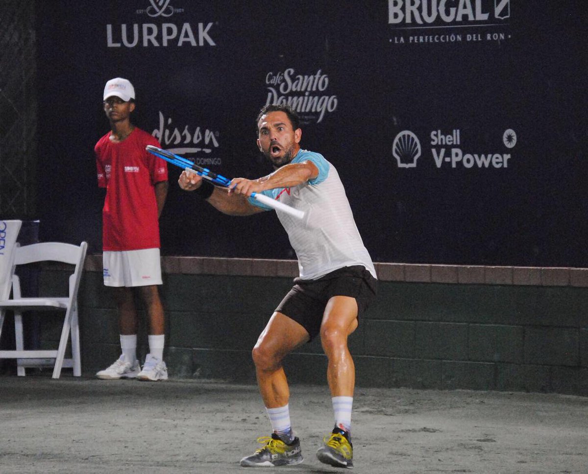 COLIMDO's tweet photo. Nuestro tenista @Vitiestrella80 superó 7-5, 7-5 al salvadoreño Marcelo Arévalo en la primera ronda del #SantoDomingoOpen 2019, evento que se desarrolla en las instalaciones de @LaBochaRD. ¡Estamos contigo por más, campeón 🎾🇩🇴!
#Colimdo #COD #SDOpen2019 https://t.co/0sW0b2QkYI