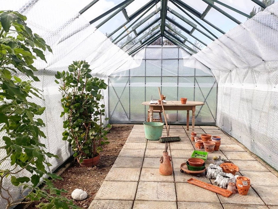 Half done with the bubble wrapping. Of course the roof is the hardest half 🙄

#greenhouse #bubblewrap #succulentcollection #wintercoming #autumngreenhouse #plantcollection #plantenabler #Douentzagarden