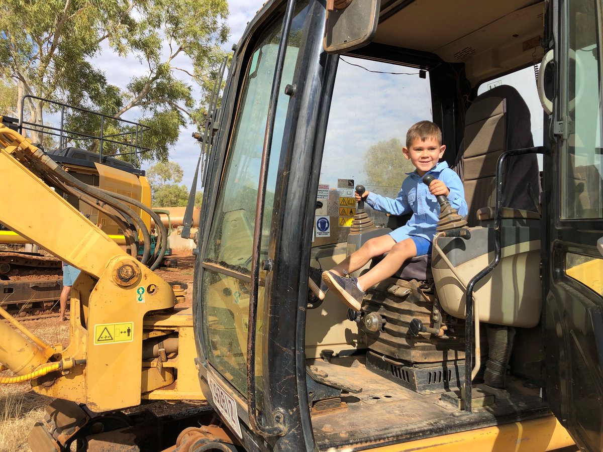 ASobsessions's tweet image. When your grandad owns a construction company in Camooweal you learn about machinery early!

check out what other machines Mack explored on my channel!

youtube.com/watch?v=oH5fAG…
