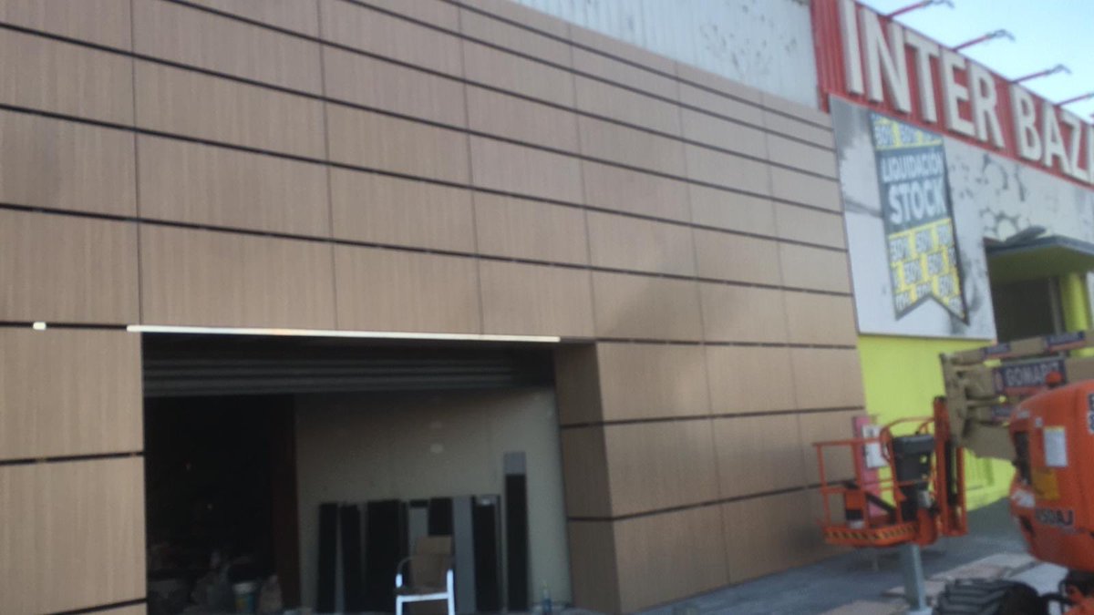 Fachada ventilada en Alcantarilla (Murcia). Material de @FunderMax y trabajo de Dan Negreau. Gracias por vuestra confianza.
Saludos 🌲