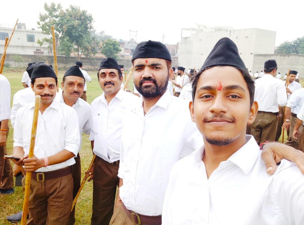 SanjayK_bjp_'s tweet photo. संघे शक्ति युगे युगे ।।
कल राष्ट्रीय स्वयंसेवक संघ के विजय दशमी उत्सव के अंतर्गत पथ संचलन कार्यक्रम में साथियो संग भाग लिया ।।

संघ के स्थापना दिवस के अवसर पर सभी स्वयंसेवक बंधुओ को हार्दिक शुभकामनाएं ।।
#RSSVijayaDashmi #HappyDussehra 

@RSSorg @ashwinityagibjp @DrMohanBhagwat https://t.co/eFNq84lKr7