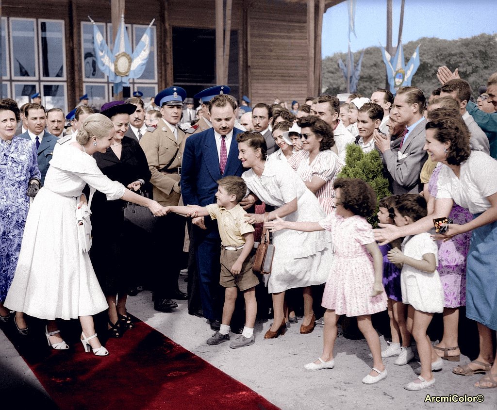 Evita inaugurando una de las 8000 escuelas que se construyeron  entre el 1946 y el 1955.