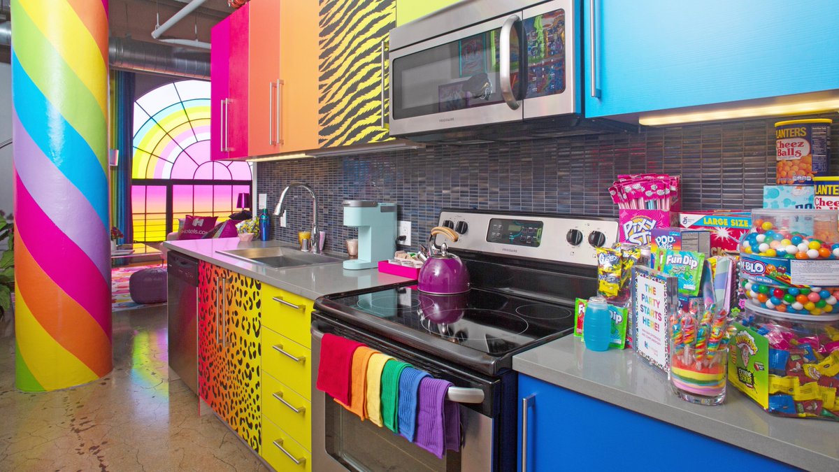 hotelscomhelp's tweet image. The Hotels.com @LisaFrank Flat: It’s like your middle school notebook threw up in the room of your dreams. Learn more: hotels.com/LisaFrankFlat #HotelsxLisaFrank