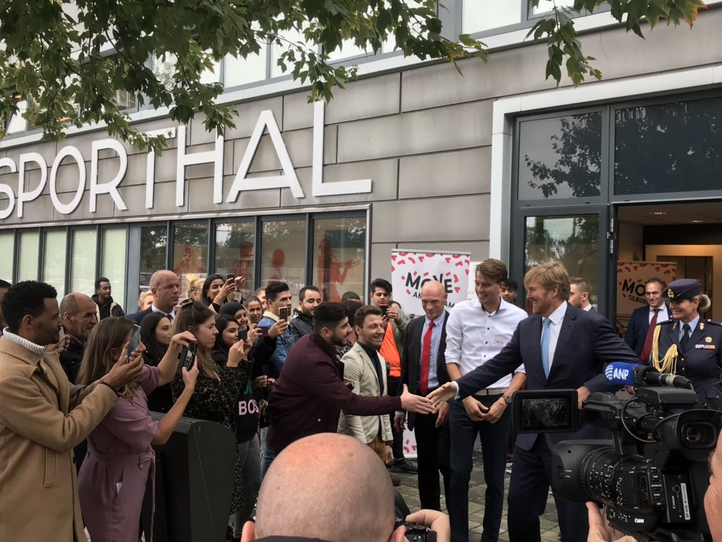 arjenvanree's tweet photo. Vanmiddag was koning Willem-Alexander bij 10-jarig feest Stichting Move in De Dreef in Overvecht. Natuurlijk ook een moment voor wijkbewoners om de koning van dichtbij te zien. #latermeer https://t.co/TEVBgQVpOY