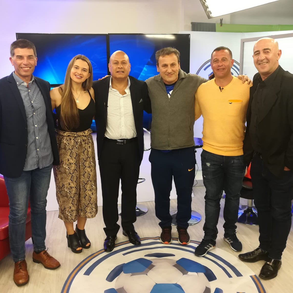 nochedelfutbol1's tweet photo. Un gran programa junto a dos invitados de lujo como lo son #OmarPérez DT. Y @entramoscondiez !! #Elanalisisdiferente lo hacemos por #NuevoSiglo #Mvdfilms #Cardinaltv llegamos a todo el interior!! @dianapineyro1 #Tierno688 @Michelini66 #Juliozelman https://t.co/f2V3ewlKlD