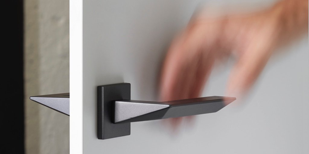 LineaCaliSrl's tweet photo. Trio door handle | The perfectly flat and smooth handgrip, geometrically perfect, is contrasted by an oblique line that visually lightens the form while maintaining a secure and comfortable grip.

➡️ SEE THE VIDEO: https://t.co/FHyn0GmwUO