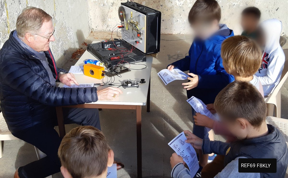 Fête de la science au Radioclub de Lyon - F8KLY ! 📡
Accueil des élèves de CE2/CM1/CM2 pour leur faire découvrir les ondes radios à travers un court exposé, quelques expériences et manipulations. 
#Fetedelascience #radioamateur #hamradio <a href="/villedelyon/">Ville de Lyon</a> <a href="/Mairie5Lyon/">Mairie de Lyon 5e</a>