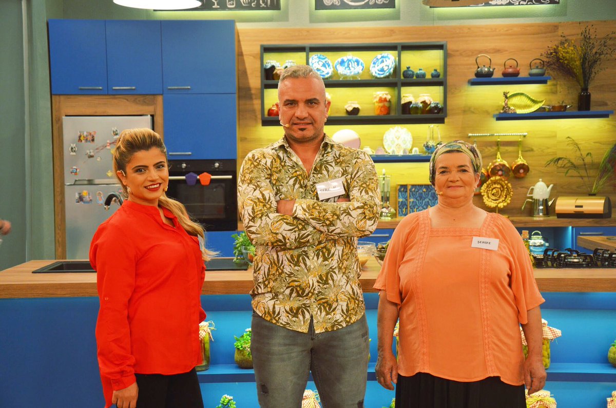 Damat Bayıldı'da haftanın ikinci gününde yarışacak ailemiz;⠀
⠀
Gelin: Yasemin Hanım⠀
Anne: Şerife Hanım⠀
Damat: Serkan Bey⠀
⠀
Günün Menüsü:⠀
Keşkek⠀
Karnıyarık⠀
⠀
Damat, yemekleri doğru tahmin edip ailesine puan kazandırabilecek mi? ⠀
Damat Bayıldı şimdi Show TV'de!