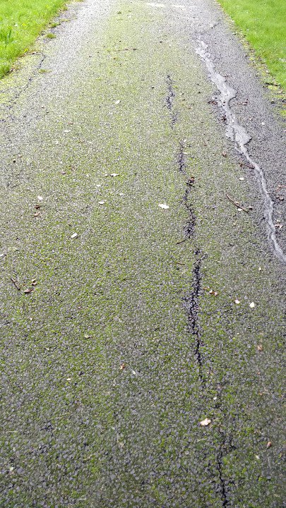 Nog geen twee jaar oud asfalt achter de HEMA, #Poldervlak. Heeft de gem. @Almere hier geen garantie op? #Almere #raad036