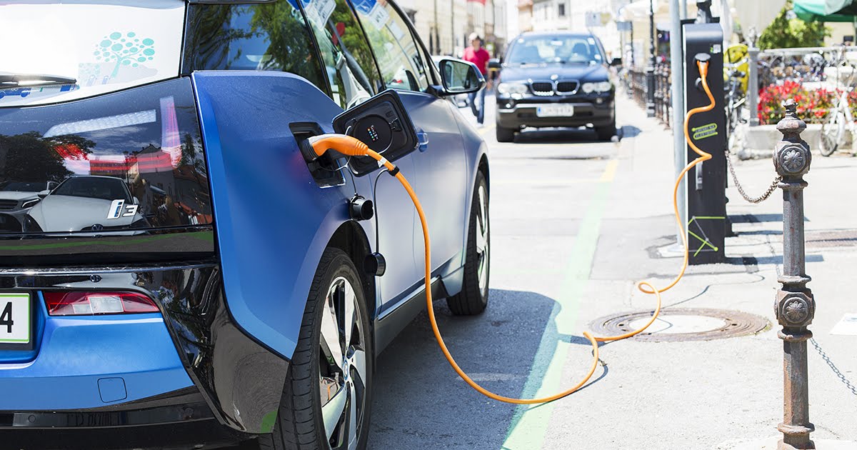 Dans un nouveau #rapport, <a href="/Greenpeace/">Greenpeace International</a> alerte sur la nécessité d'interdire la vente des #véhicules à moteur thermique dès 2028 pour respecter l'objectif des 1,5°C

▶️ow.ly/EsI950wzsp6