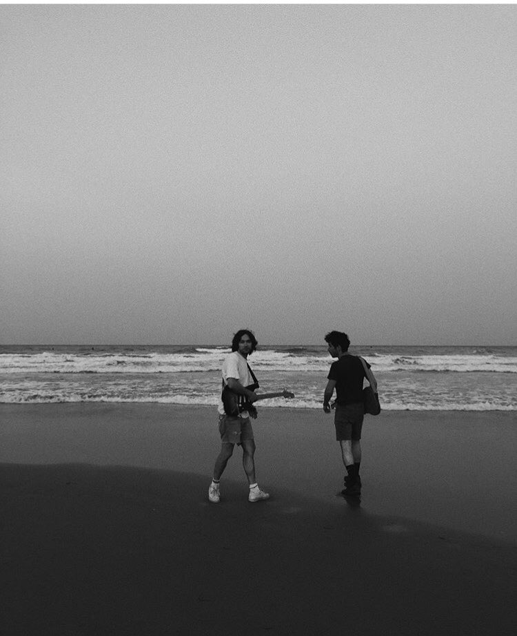 🙋🏻‍♀️ ¡Hola! ¿Cómo estáis? Hoy arrancamos con la vuelta de <a href="/MichaeIStipe/">Michael Stipe</a> y luego escucharemos a @KimletGordon, a <a href="/polockband/">POLOCK</a> (en castellano) y, de nuevo, a <a href="/Coque_Malla/">Coque Malla</a> con ‘América’ 🤤

📡 #180GradosR3, en directo, aquí 🔛 rtve.es/radio/radio3/ <a href="/radio3_rne/">Radio 3</a>