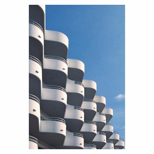 mrtwodeers's tweet photo. Concrete ripple
•
•
•
•
•
#filmphotography #analogphotography #architecturephotography #35mmfilmphotography #streetphotography #urbanphotography #minimalphotography #filmisnotdead #ishootfilm #grainisgood #staybrokeshootfilm #shootfilmnotmegapixe… https://t.co/iHpurhMHPx https://t.co/AksIIOXdrf