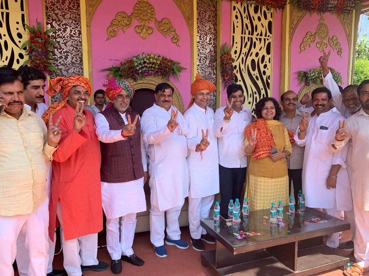 KPGBJP's tweet photo. पृथला विधानसभा से भाजपा प्रत्याशी @sohanbjp जी के समर्थन में आज बड़ी जनसभा को संबोधित किया एवं उन्हें भारी मतों से विजयी बनाने के लिए आग्रह किया। आज की सभा में क्षेत्र के सरपंच, समस्त सरदारी, भाजपा जिला अध्यक्ष गोपाल शर्मा जी व विधायक टेकचंद शर्मा जी मुख्य रूप से उपस्थित रहे। https://t.co/DoBAD901EO