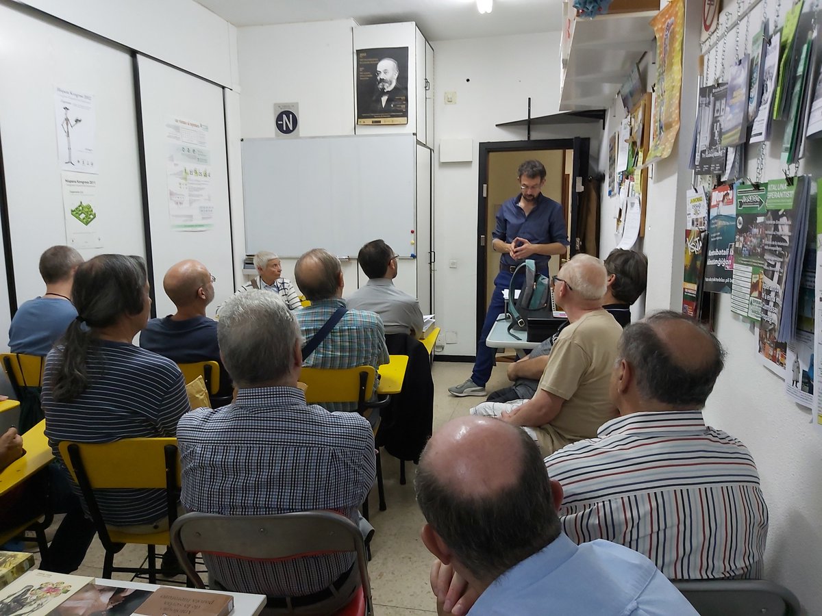 esperantoes's tweet photo. La 7an de oktobro la verkisto kaj tradukisto István Ertl rakontis vi sia Vi(d)vokroniko en la sidejo de Hispana Esperanto-Federacio en Madrido. Plena salono por aŭskulti kortuŝan travivaĵon
#Esperanto https://t.co/qrjsEE60O2