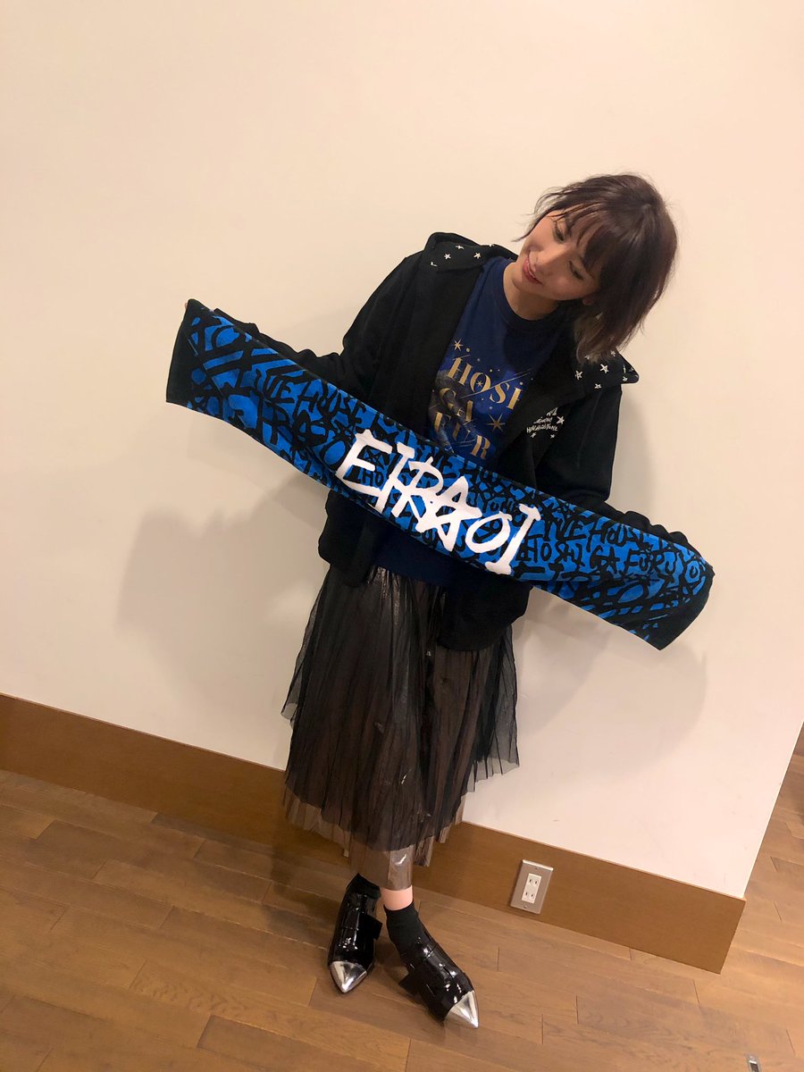 藍井エイル あおいえいる 11月から始まる 藍井エイル Live House Tour 19 星が降るユメ のグッズ紹介させてくださーい 裏地モコモコのパーカーと マフラータオル Tシャツ オーバーサイズシャツなど出しまーす 星が降るユメ T Co