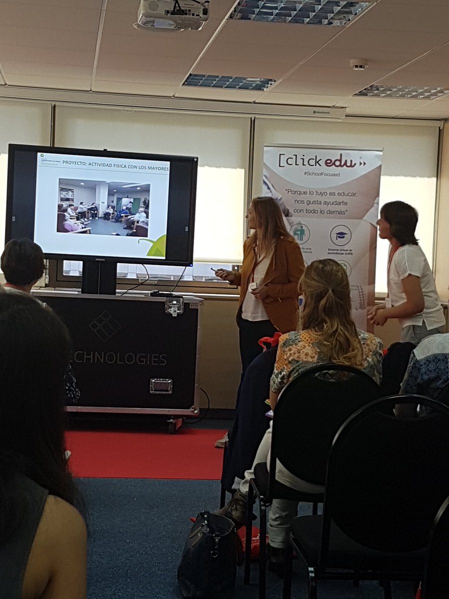 En Jornada de Innovación Educativa con presentacion de las mejores experiencias... AVANCES Y PRACTICAS DE GRAN INTERÉS. Felicitaciones a los colegios que las presentan.