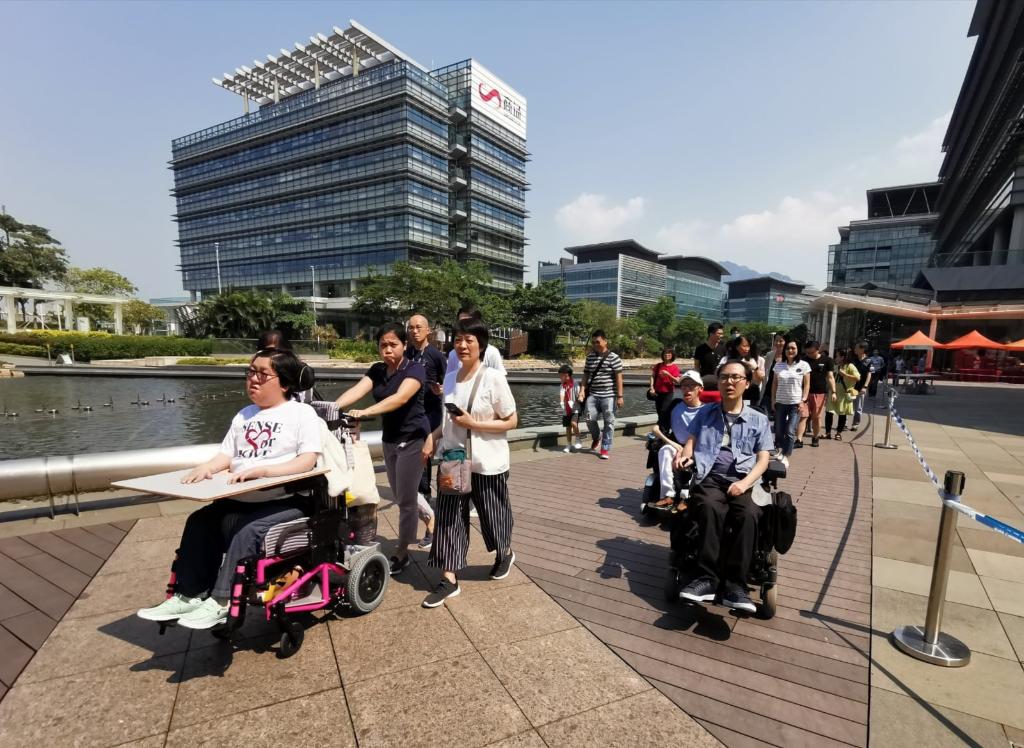 歡迎來自脊髓肌肉萎縮症慈善基金 (FSMA) 的會員和其家屬參觀艾睿電子在香港科學園的開放實驗室和辦公室。員工義工透過在實驗室有趣和互動的技術展示，讓大家瞭解電子科技的研發和應用如何改善生活。我們與基金會員及家屬一起交流享用午膳，增加了對脊髓肌肉萎縮症的認識，以及FSMA所提供服務的了解。