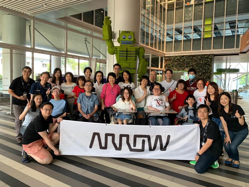 arrowasia's tweet photo. 歡迎來自脊髓肌肉萎縮症慈善基金 (FSMA) 的會員和其家屬參觀艾睿電子在香港科學園的開放實驗室和辦公室。員工義工透過在實驗室有趣和互動的技術展示，讓大家瞭解電子科技的研發和應用如何改善生活。我們與基金會員及家屬一起交流享用午膳，增加了對脊髓肌肉萎縮症的認識，以及FSMA所提供服務的了解。 https://t.co/eSjT9mKDEz