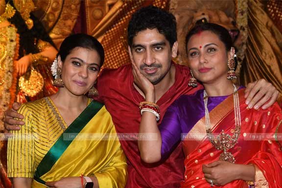 NewstainmentTV's tweet photo. #AmitabhBachchan #RaniMukerji #Kajol #AyanMukerji #PriyankaChopra visited @northbombaydurgapuja #durgapuja #positivity #durgapuja #festivals #livinglegend #big72nbs
More photos on https://t.co/siIPYjAhn6 https://t.co/LOFZFFTXrT