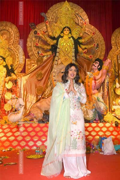 NewstainmentTV's tweet photo. #AmitabhBachchan #RaniMukerji #Kajol #AyanMukerji #PriyankaChopra visited @northbombaydurgapuja #durgapuja #positivity #durgapuja #festivals #livinglegend #big72nbs
More photos on https://t.co/siIPYjAhn6 https://t.co/LOFZFFTXrT