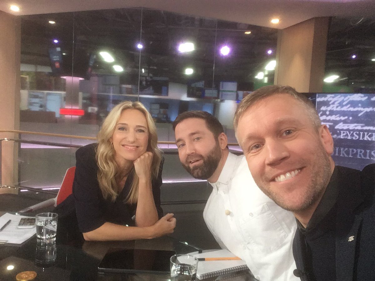 Magnus Jonsson (@mpjonsson) on Twitter photo Nyfikna och redo i studion inför avslöjandet av årets Nobelpris i fysik. <a href="/alltheparticles/">Christian Ohm</a> <a href="/svtvetenskap/">SVT Vetenskap</a> Nyfikna och redo i studion inför avslöjandet av årets Nobelpris i fysik. <a href="/alltheparticles/">Christian Ohm</a> <a href="/svtvetenskap/">SVT Vetenskap</a>