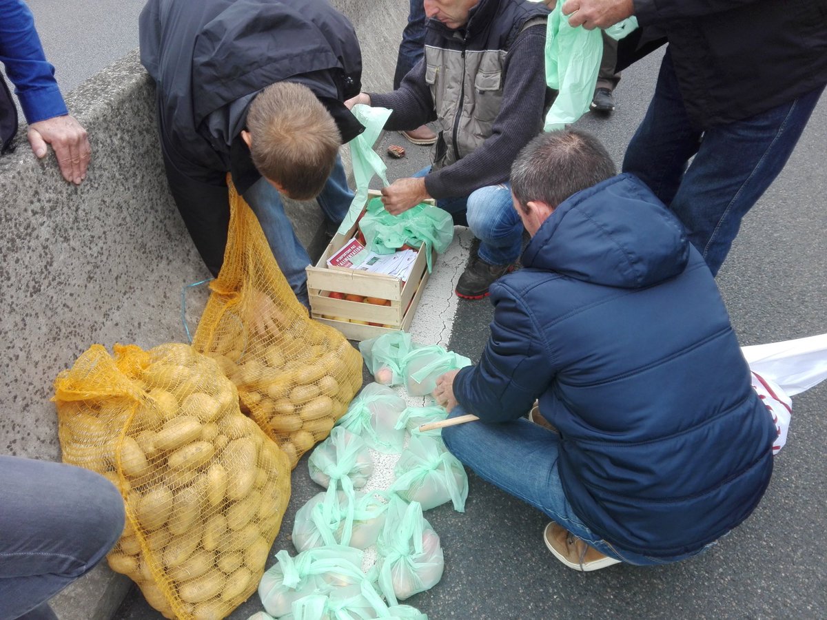 Fnsea41's tweet photo. Distribution de pommes et pommes de terre locales. N'importons pas la nourriture que nous ne voulons pas #FNSEA #JA #Fierdevousnourrir #FNSEA41 #JA41 https://t.co/gnslqSynx6