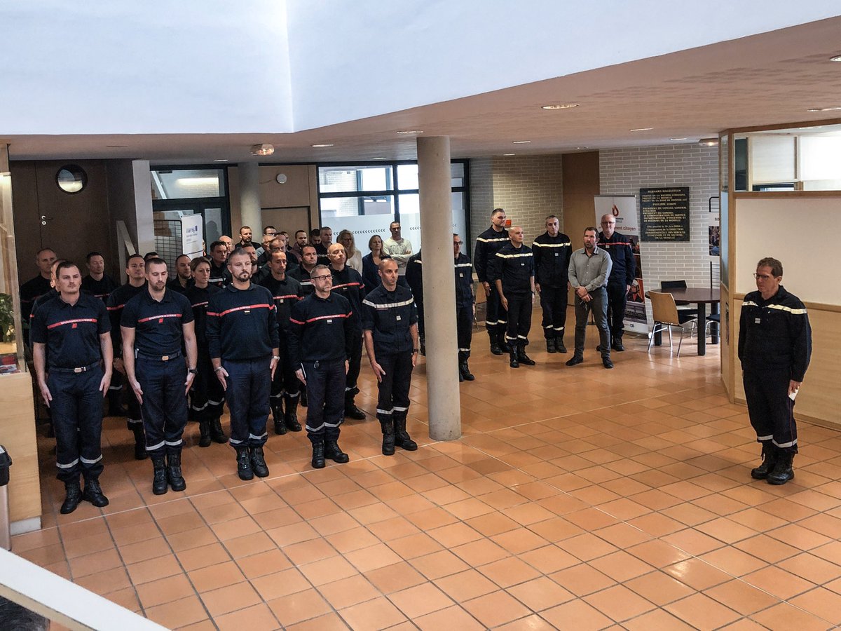 SDIS57's tweet photo. Minute de silence dans les unités opérationnelles et à l’État-major en #hommage aux victimes de l’attaque du 3 octobre dernier à la @prefpolice de @Paris. Cc @PoliceNationale #Unis https://t.co/o6uKKcwGfA
