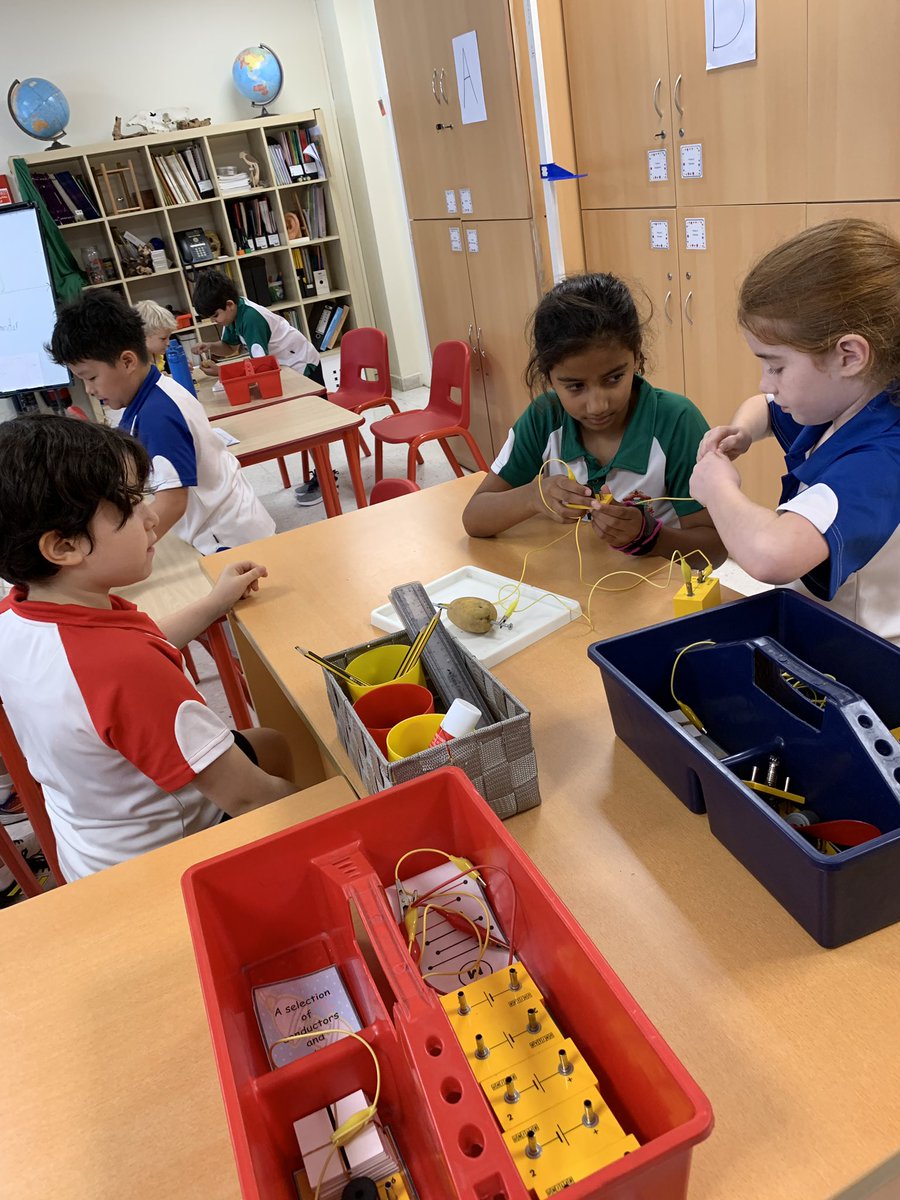 JPS_Year4's tweet photo. Do potatoes conduct electricity? What about salt water?! #JPS4A are investigating these questions! #JPSscience #JPSwonder #JPSyear4 @MadScienceGroup https://t.co/2Ej76QzTZB