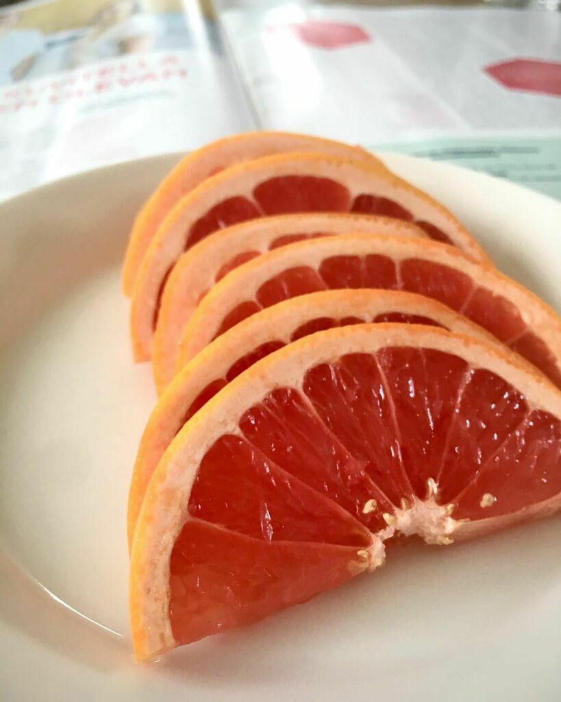 365Finland's tweet photo. Kun käy ystävien kansaa mökillä, voi oppia jotain uutta. Tällä kertaa esimerkiksi sen, että appelsiinit ja greipit (tässä!) voi leikata eri suuntaan. Meniköhän nyt oikein? Miten sinä leikkaat sitrushedelmät syötäväksi?

#virvanet #365finland #ystävä #ystäväreissu #greippi #s… https://t.co/dG0gkJQPJB