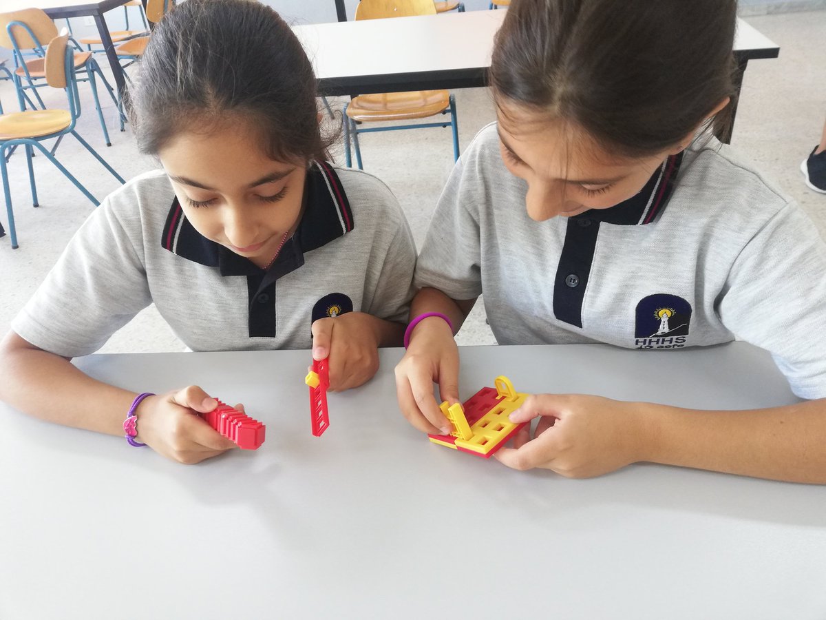 Rayane_alali's tweet photo. L'avenir est entre nos mains ! L’intégration de technologies numériques au milieu éducatif modifie l'apprentissage... #CM2B #STEMeducation @Hhhsinfo @dina_jradi @DaraziFarah @HenaineSamia @LinaMajzoub1 @AliaNDabaja https://t.co/cvQnIJCrxb