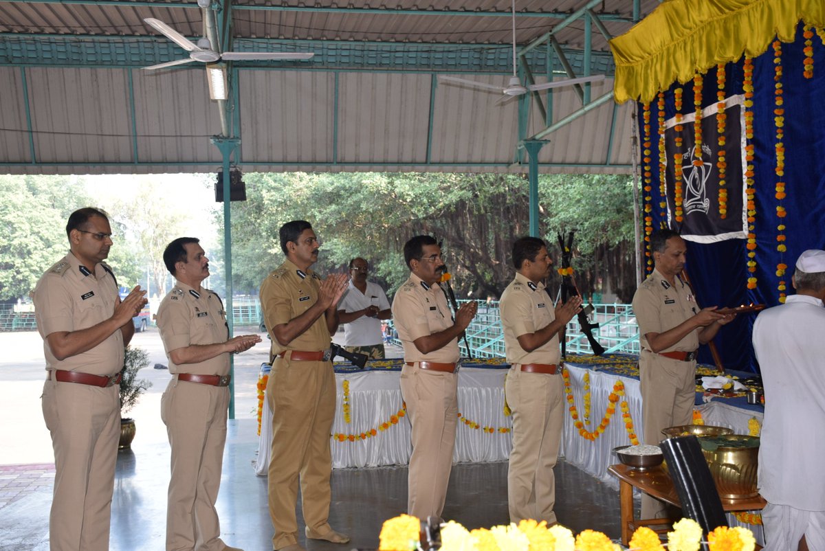 PuneCityPolice's tweet photo. मा. डॉ . के. वेंकटेशम पोलीस आयुक्त, पुणे शहर यांच्या हस्ते पोलीस मुख्यालय,शिवाजीनगर पुणे शहर येथे विजयादशमी निमित्त शस्र पुजन करण्यात आले. https://t.co/Xrfzs4K7rj
