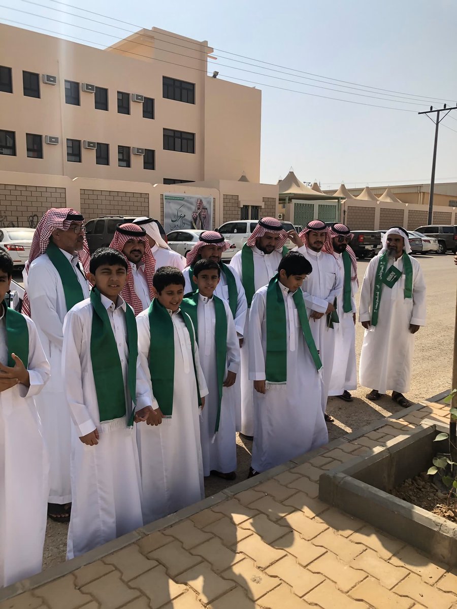 1️⃣ بحمد الله قامت رابطة عشيرة سدير وبالتعاون مع بلدية حوطة سدير ومدرسة عشيرة سدير بغرس بعض الأشجار داخل المدرسة وخارجها 
@sudair9999 
<a href="/BladetAlhotah/">بلدية حوطة سدير</a> 
@osheraschol
