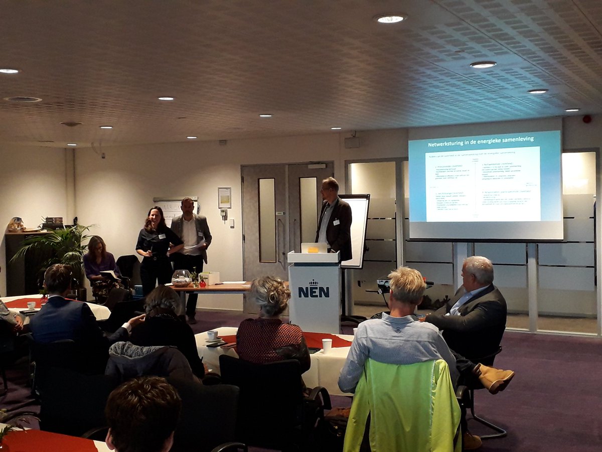 jarnodakhorst's tweet photo. Jeroen Boon @Kiemkracht presenteert op @NEN_nl seminar over #burgerparticipatie onder #omgevingswet een praktijkverhaal vanuit burgerinitiatief aan hand van case #buurtcoöperatie @GroeneRegentes en de hobbels die zijn genomen om tot succesvolle, duurzame projecten te komen https://t.co/jSwzqoK4eE