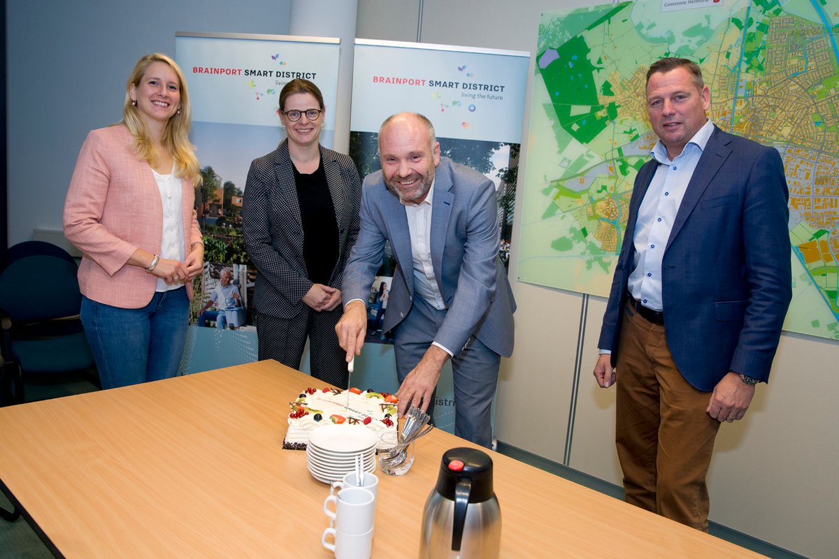 SmartDistrict's tweet photo. De ruimtelijke ontwikkeling van Brainport Smart District kan van start. Vanuit de business Challenge kunnen nu 20 innovatieve projecten worden gerealiseerd binnen de uitgangspunten van wat de slimste woon- en werkwijk ter wereld moet worden. https://t.co/sU8gXIbF0Y #Brainport https://t.co/xQT3Qij9S0