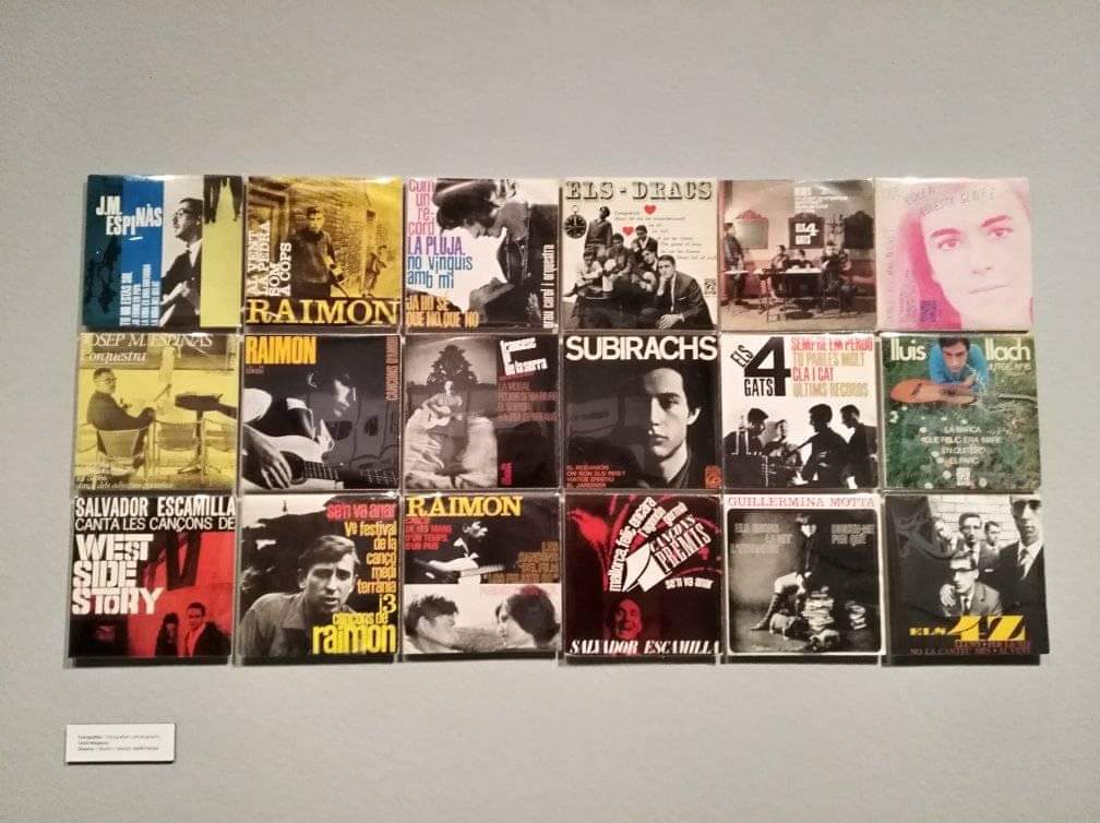 ElsDracs's tweet photo. Ens fan arribar aquestes fotos de portades d'EP's, de l'exposició Oriol Maspons, la fotografia útil / 1949-1995 al @MuseuNac_Cat, on sortim.
Encara es pot visitar https://t.co/QEgKTeqKMY https://t.co/0Op6pf8fRd