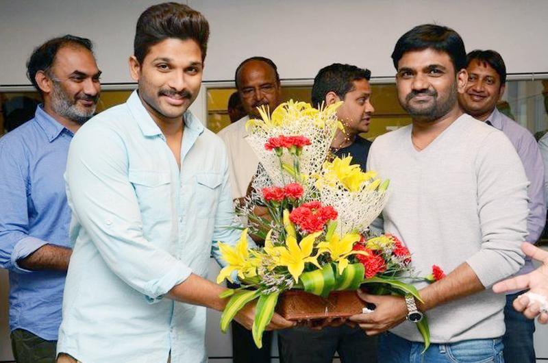 Wishing One of The Dearest Friend to Our @alluarjun i.e @DirectorMaruthi garu a Very Happy Birthday🎂🎁🎈

Wishes frm @alluarjun Fans 

ATB for Future Projects 😊 #PrathiRojuPandaage
#HBDMaruthi #HappyBirthdayMaruthi