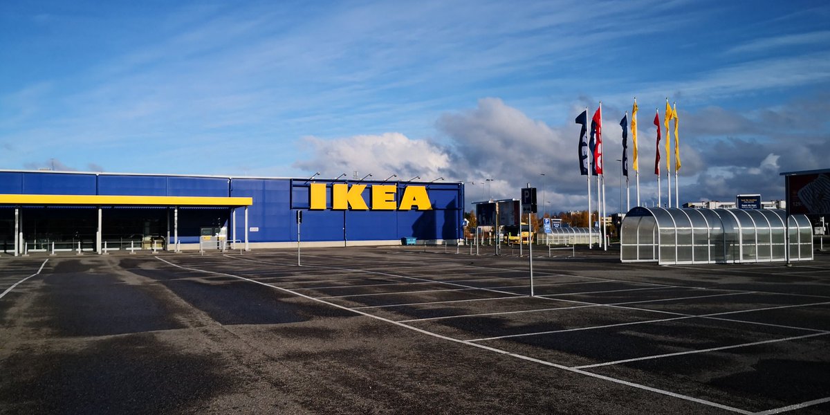 Haparanda er Ikea.Verdens nordligste Ikea.Det betyr at jeg spiser verdens nordligste Ikea-pølse.