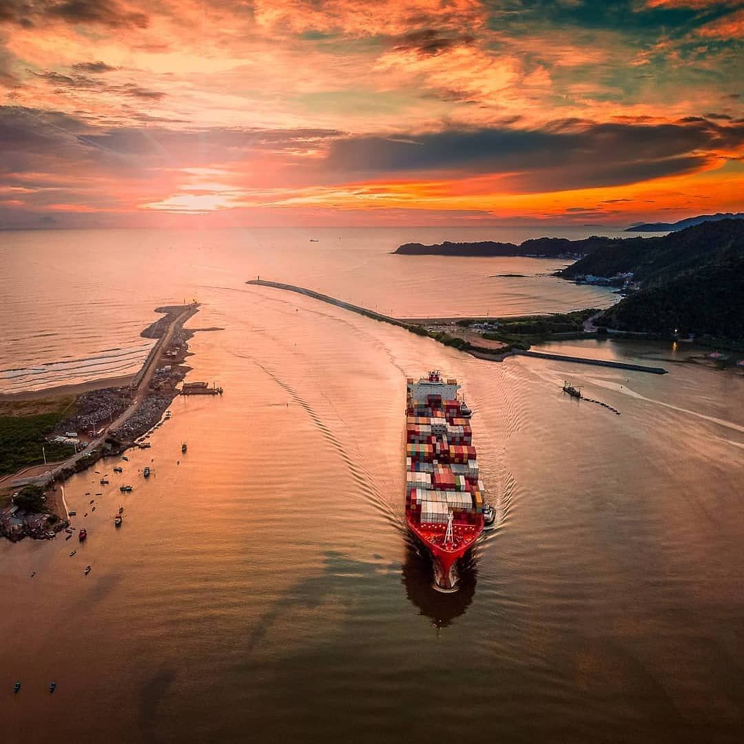Thank you, Alfabile for this amazing view 🚢
__________

#containership #sunriseview #maritime #marineinsight #seafarers #seaman #marinephotography #lifeatsea #ship #shipping #nautixtech