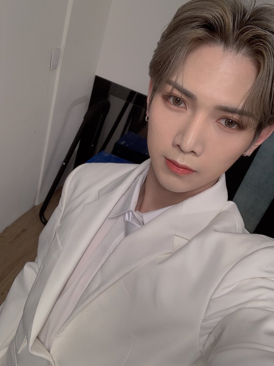 ATEEZ_ger's tweet photo. @ATEEZofficial [GER TRANS]🇩🇪

[#YEOSANG] Anzug Yeosang-ie

#ATEEZ #에이티즈 @ATEEZofficial https://t.co/O4TnXGscYL