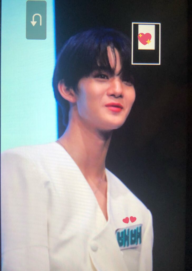 CEREALHEE's tweet photo. Jinyoung had the clip on for the entire fansign ㅠㅠㅠㅠㅠㅠㅠ got my friend to give yonghee the clip too but he didn't know where to clip so the manager took it away :')
BUT IM STILL THANKFUL 😭😭💓💓
#배진영 #씨아이엑스
#BAEJINYOUNG #CIX
#HelloStrangerinJKT https://t.co/a9IXCMjpkE