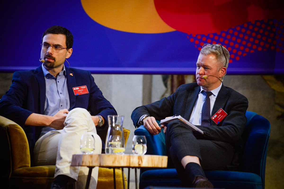 wen_de_at's tweet photo. "CEE needs to change from assembly line operations to value creation economy. We have a great system to educate craftsmen. But we need to learn how to create products and market them globally." @AvastVlk (left) #30YearsOfGrowth #ceeprosperity https://t.co/QzbM8NQRgN