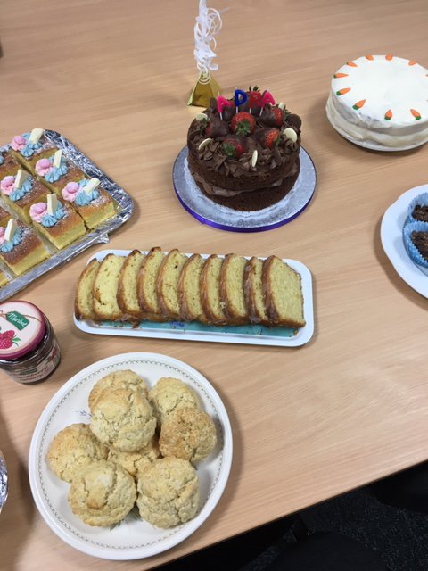 adrataicyf's tweet image. Rydym yn cynnal 'bake off' ym mhob swyddfa heddiw ma i groesawu Adra ac i godi arian tuag at ein elusen y flwyddyn @Gafael_Llaw .
Dyma ymdrech wych ein staff yn #Dolgellau
#croesoadra #cacennau #gafaelllaw