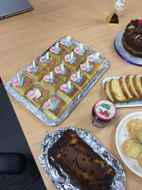 adrataicyf's tweet image. Rydym yn cynnal 'bake off' ym mhob swyddfa heddiw ma i groesawu Adra ac i godi arian tuag at ein elusen y flwyddyn @Gafael_Llaw .
Dyma ymdrech wych ein staff yn #Dolgellau
#croesoadra #cacennau #gafaelllaw