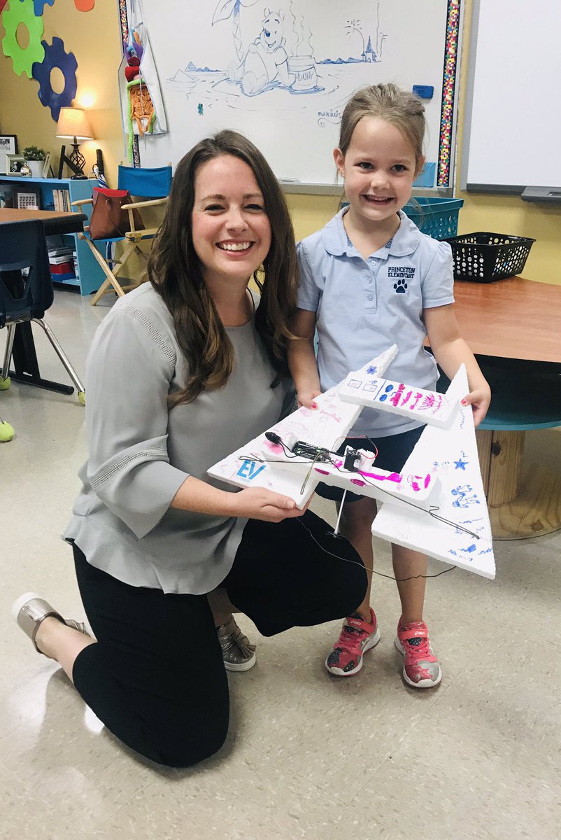 HelenOpeka's tweet photo. Future engineer here! This panther brought in her Pacific Garbage Patch Challenge submission. She tested it in her bathtub &amp; it collected three pieces! Can’t wait to see the other projects! 🌊🌎♻️ @Princeton_OCPS @BoyanSlat @Seabin_project @TheOceanCleanup @OCEARCH @ChrisOCEARCH https://t.co/MpCQa54H9F
