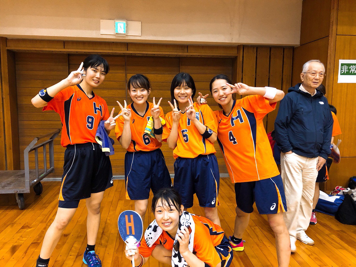 法政大学 体育会ハンドボール部 女子 この秋リーグで4年生の先輩方が引退しました 個性が強いこのチームを引っ張っていただいて感謝の言葉しかありません 先輩方が引退して 技術面でも精神面でも不安しかありませんが 先輩 法政大学 体育会ハンドボール部 女子 この秋リーグで4年生の先輩方が引退しました 個性が強いこのチームを引っ張っていただいて感謝の言葉しかありません 先輩方が引退して 技術面でも精神面でも不安しかありませんが 先輩