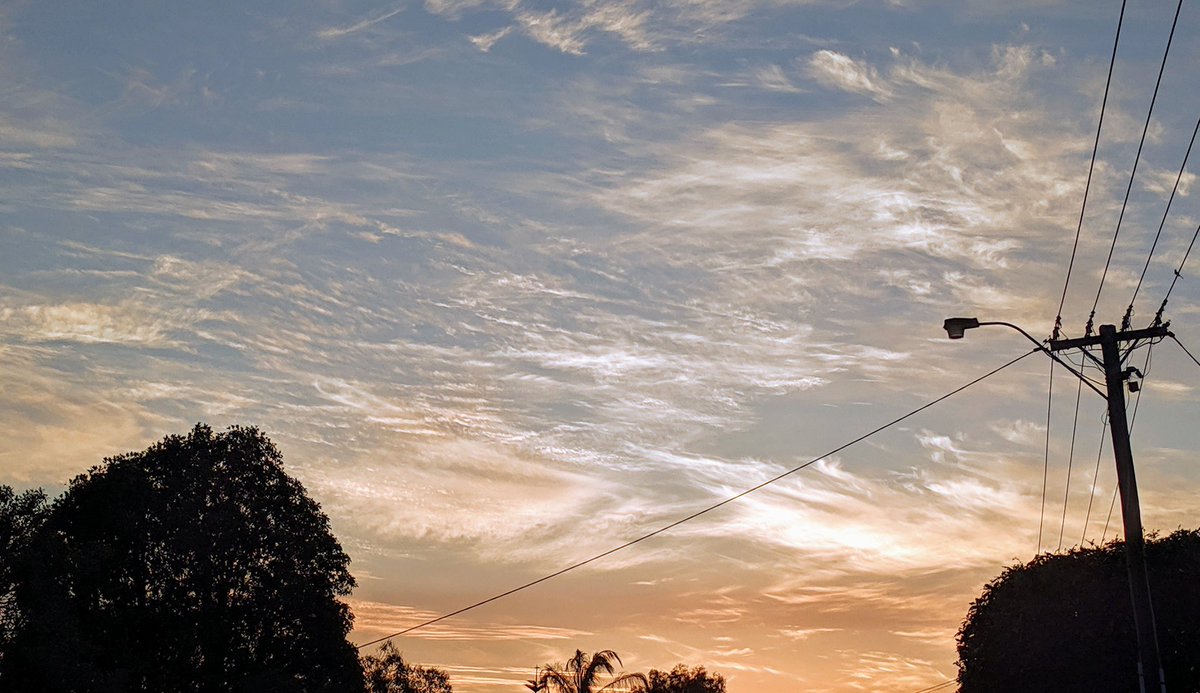 SuperDuane's tweet image. Decompressing with a @GreenBeaconBrew Whaler IPA when the following occurred across my field of view...#Perth #Sunset ...
Super bright sunset Vapour Trail !!!
#entrancing #beertalking