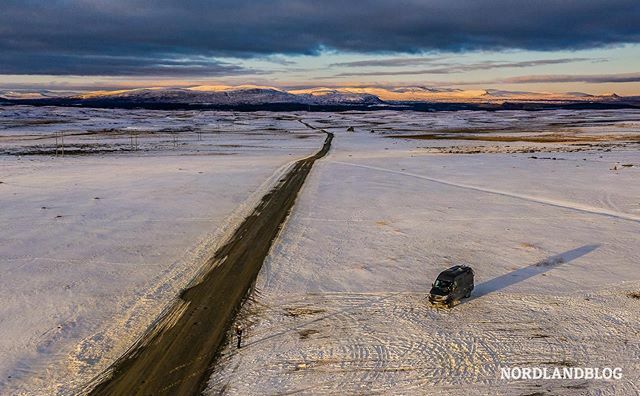 Nordlandblogger's tweet photo. Unendliche Weite, klare Luft, frischer Schnee, angenehme Ruhe und ein unglaubliches Licht - das bietet ein Roadtrip durch Skandinavien um diese Zeit, wie hier auf Schwedens höchstem Pass, dem Flatruet auf knapp 1000 Metern Höhe...
.
.
#flatruet #flatruetvägen #campervan #van… https://t.co/QYAdJKYVh4