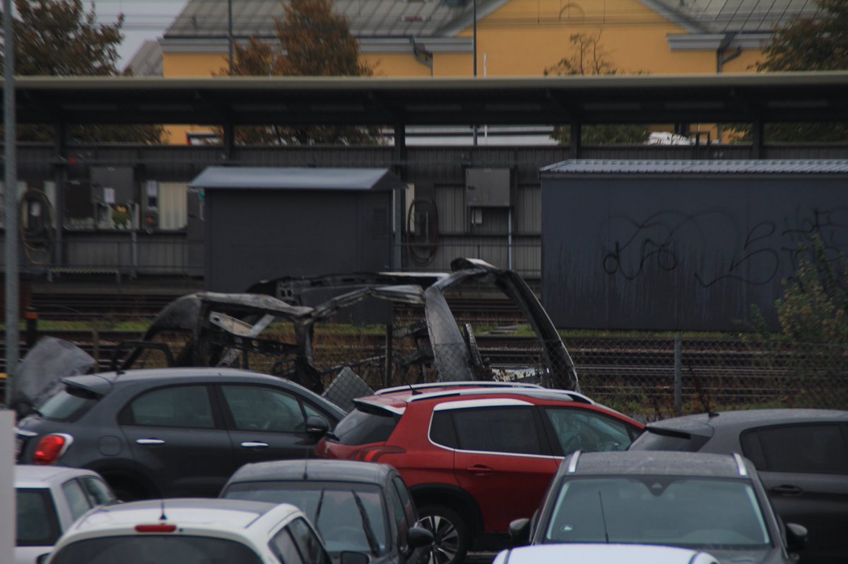 pressefotosdk's tweet photo. Eksplosion og ild i flere biler i Helsingør.
#eksplosion #ildibil #brand #politidk #nyheder https://t.co/QjxvS0KtPL